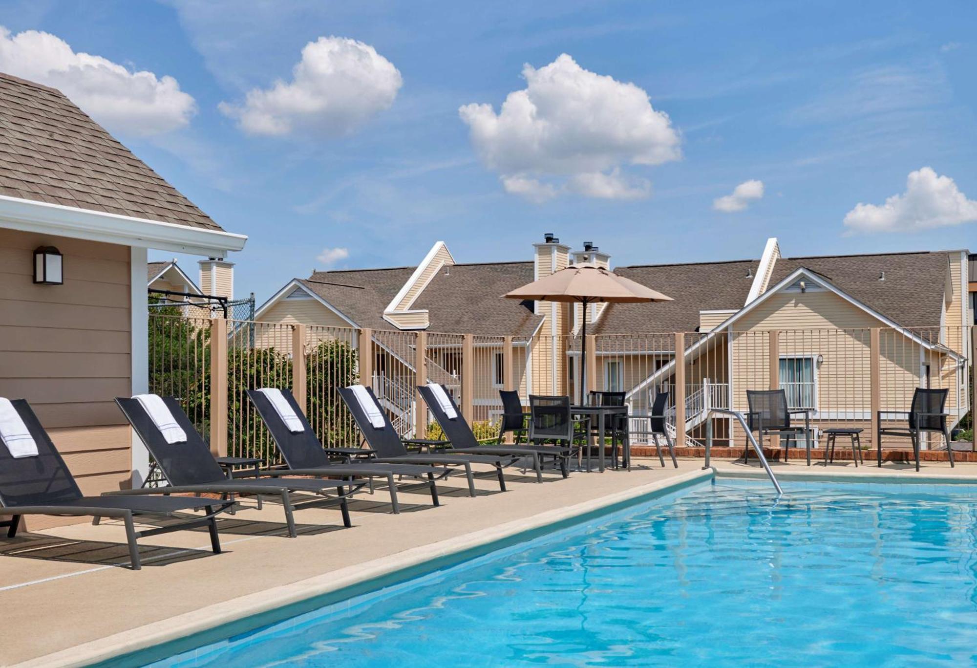 Sonesta Simply Suites Cleveland Airport Middleburg Heights Εξωτερικό φωτογραφία